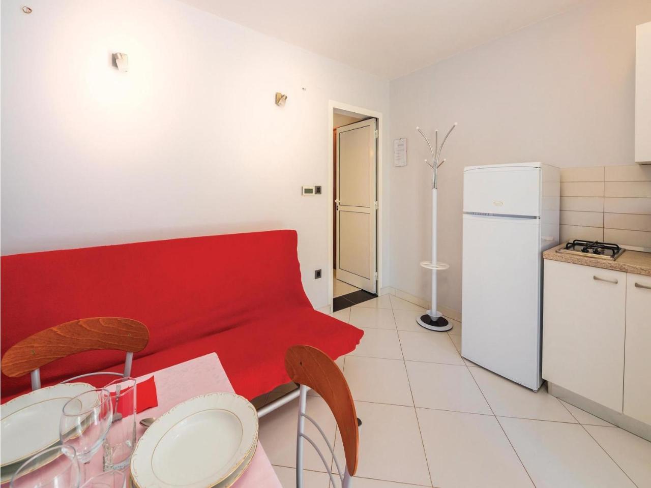 1 Bedroom Stunning In Apartment